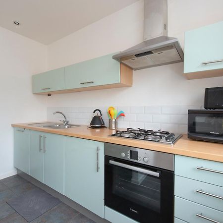 Modern Luxury Apartment By Bow Road Station Лондон Екстериор снимка