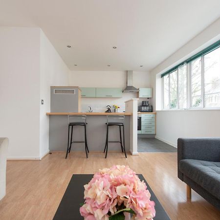 Modern Luxury Apartment By Bow Road Station Лондон Екстериор снимка