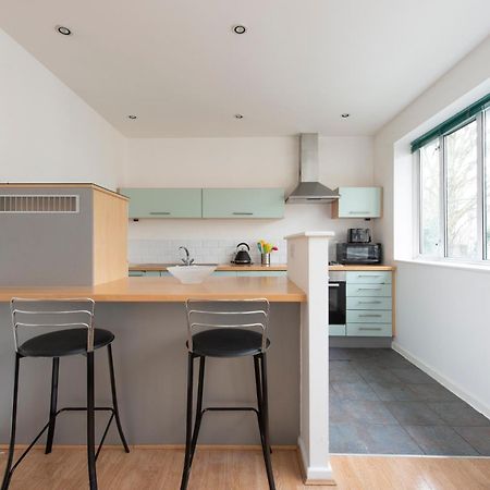 Modern Luxury Apartment By Bow Road Station Лондон Екстериор снимка
