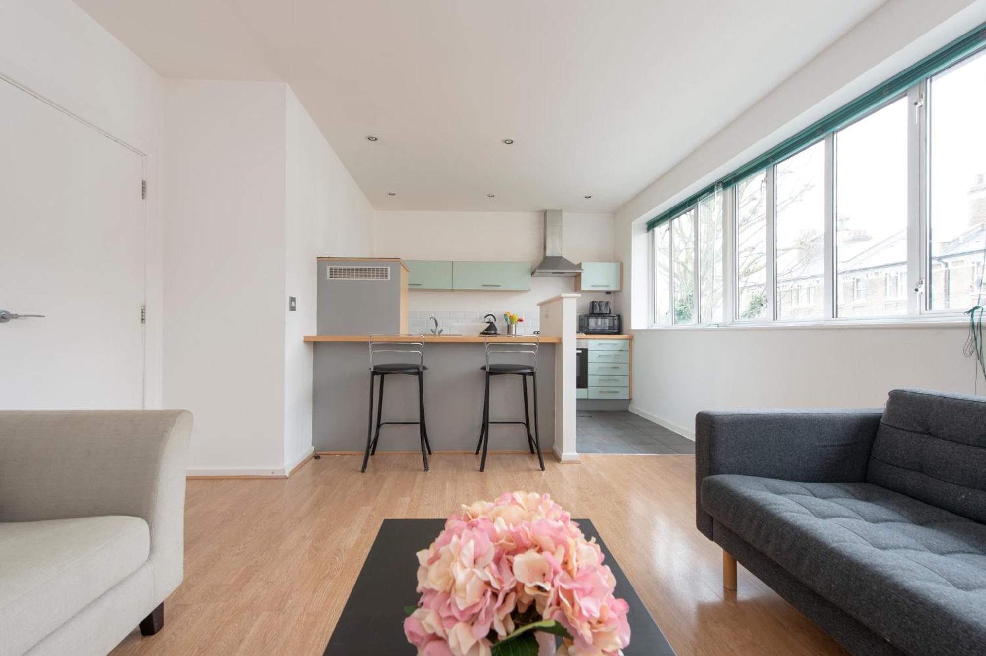 Modern Luxury Apartment By Bow Road Station Лондон Екстериор снимка