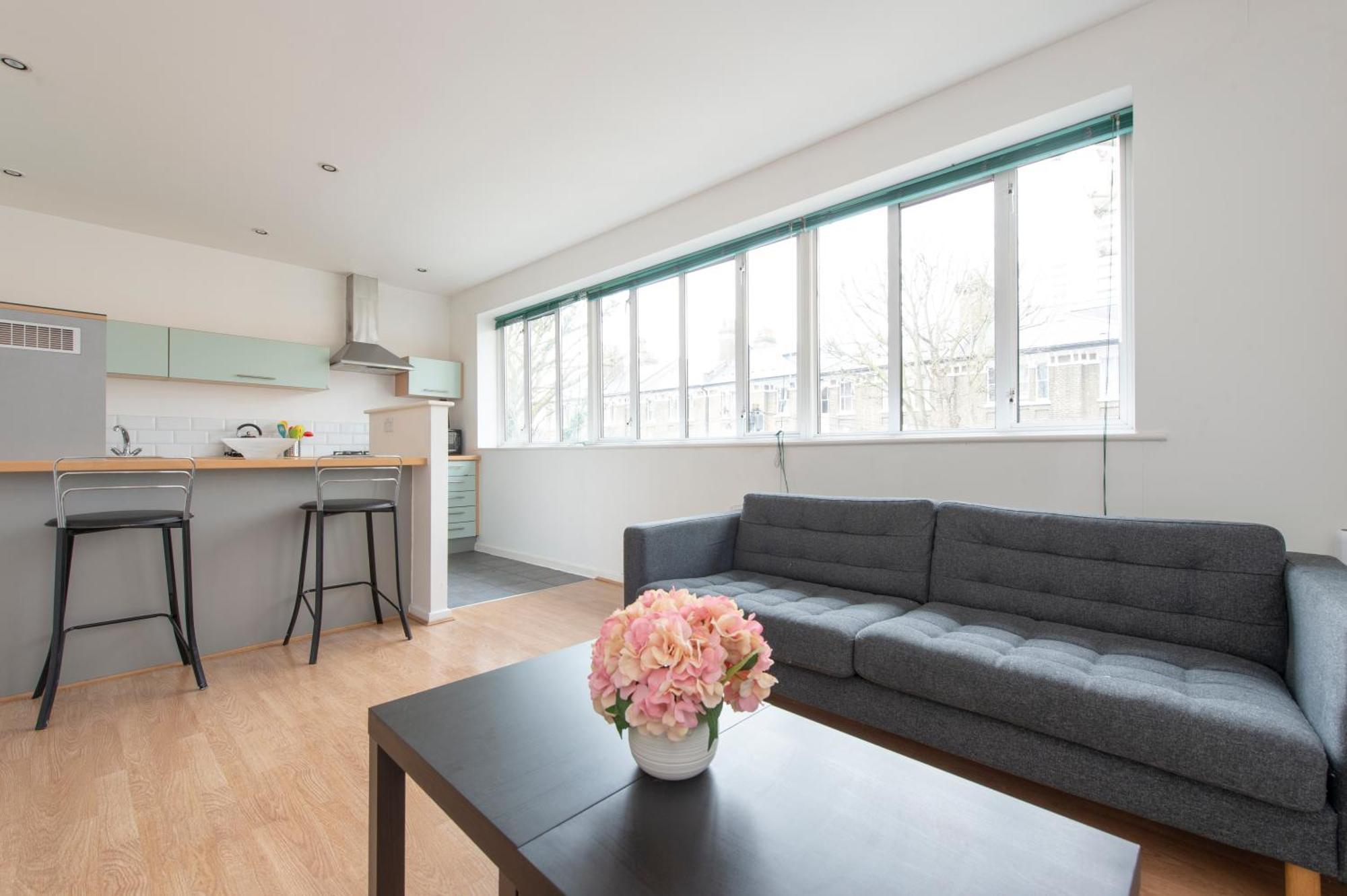 Modern Luxury Apartment By Bow Road Station Лондон Екстериор снимка