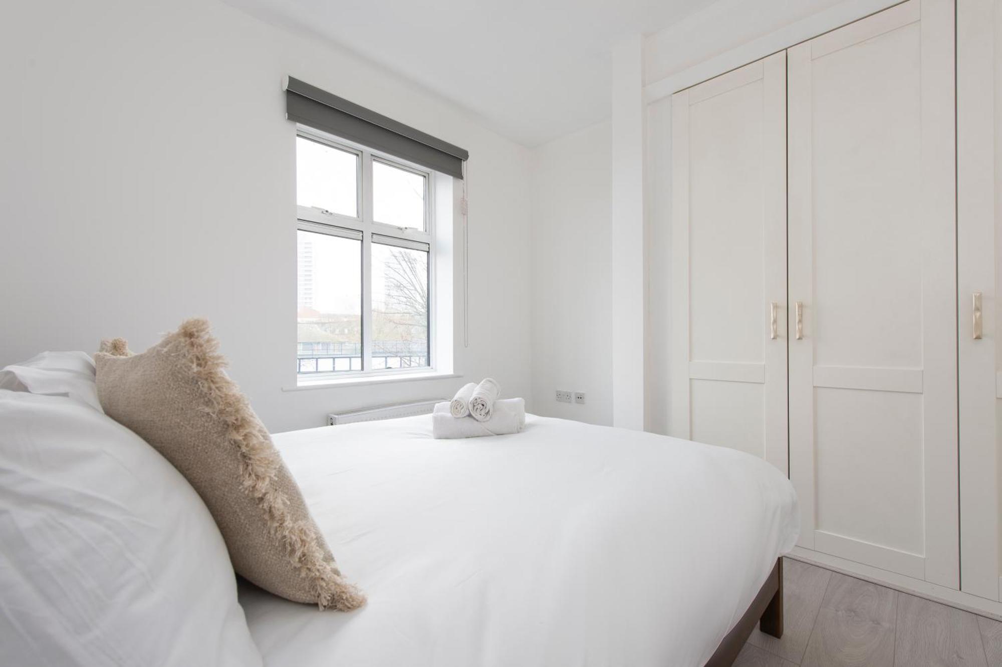 Modern Luxury Apartment By Bow Road Station Лондон Екстериор снимка
