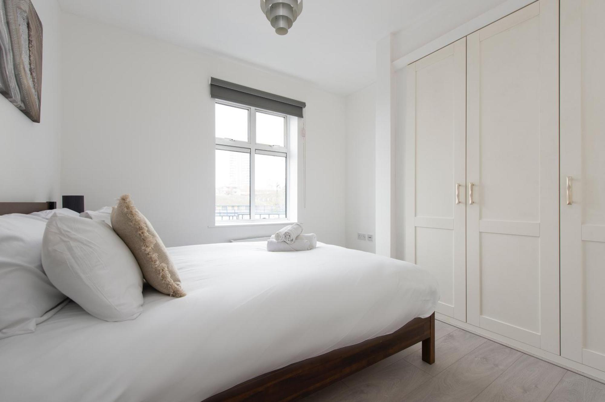 Modern Luxury Apartment By Bow Road Station Лондон Екстериор снимка