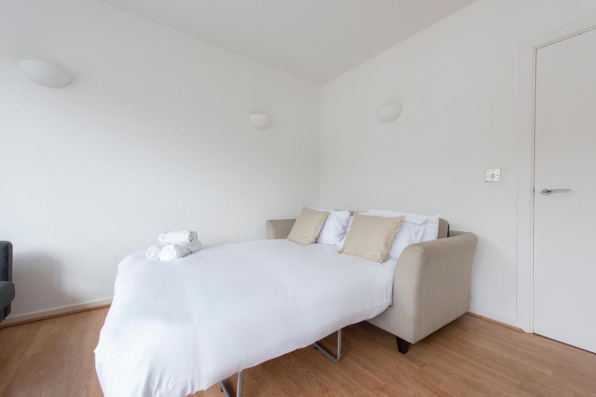 Modern Luxury Apartment By Bow Road Station Лондон Екстериор снимка